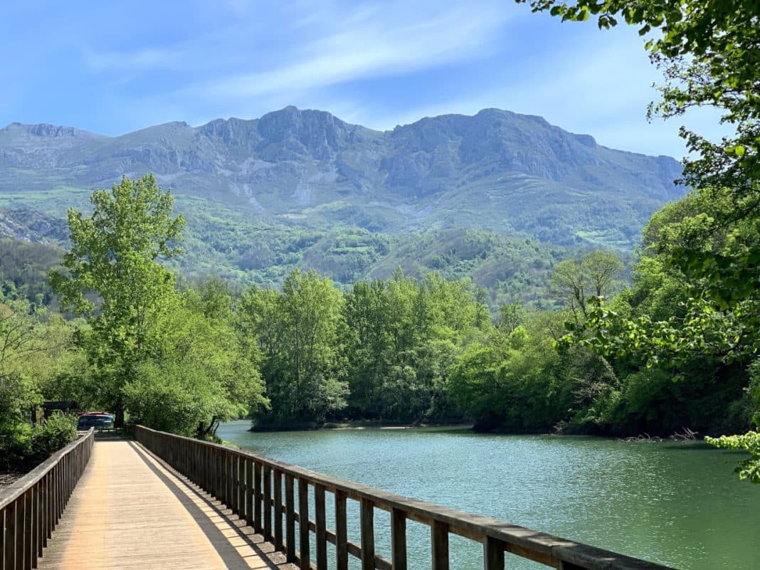 Embalse de Valdemurio rodeado de picos en el ramal de Quirós de la Senda del Oso