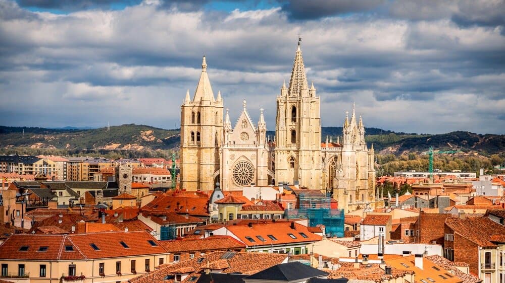 Catedral de León, origen de la ruta a la Senda del Oso